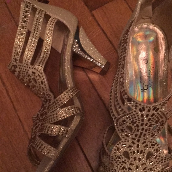 Women’s Ashley Collection Sparkly Heels - Picture 2 of 9